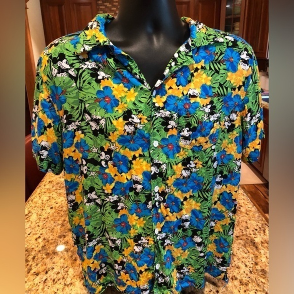 Disney Mickey‎ Mouse men’s camp shirt. EUC. Sharp Disney print. Medium